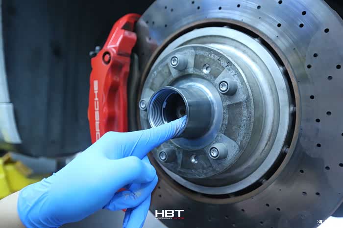 与f1赛车同款保时捷9911turbo升级centerlock中央锁止