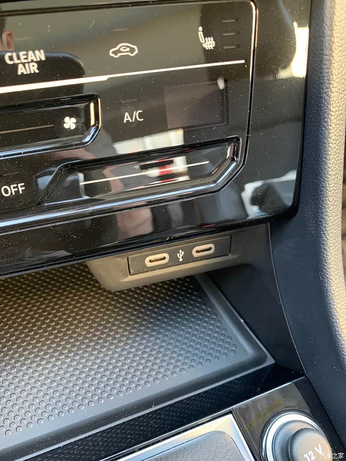 21速腾豪华版怎么给手机充电啊