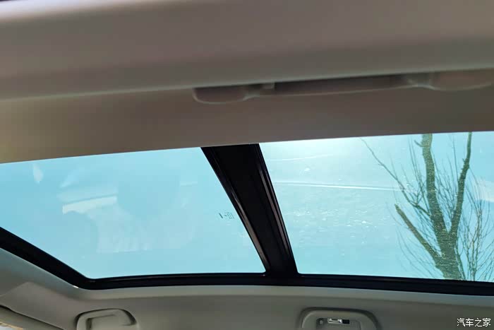 全景天窗,在这看天空会有不一样的视觉体验噢.