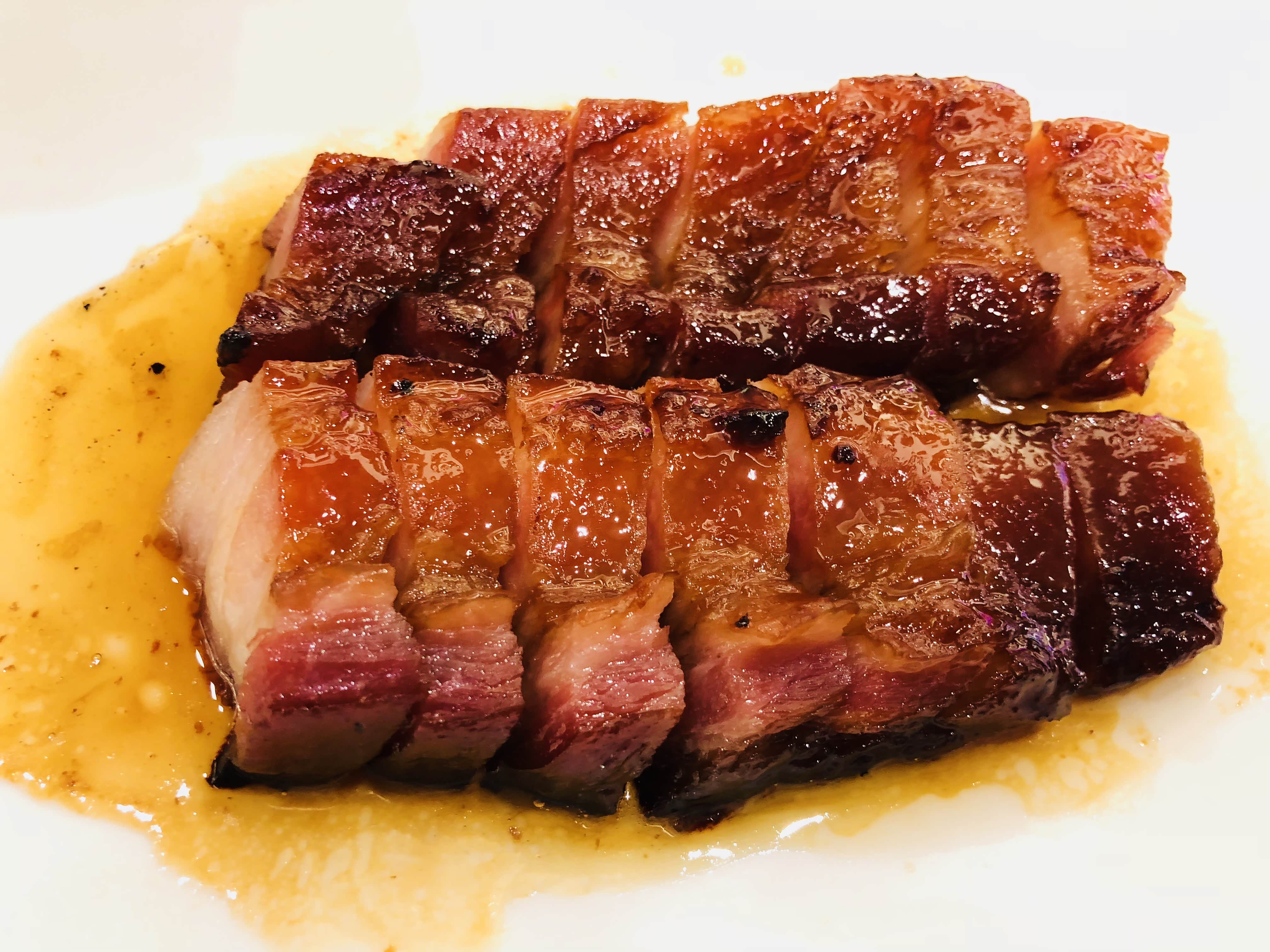 来广州朋友推荐来这家广州酒家菜道看这个叉烧做外焦里嫩美味汁看屏幕