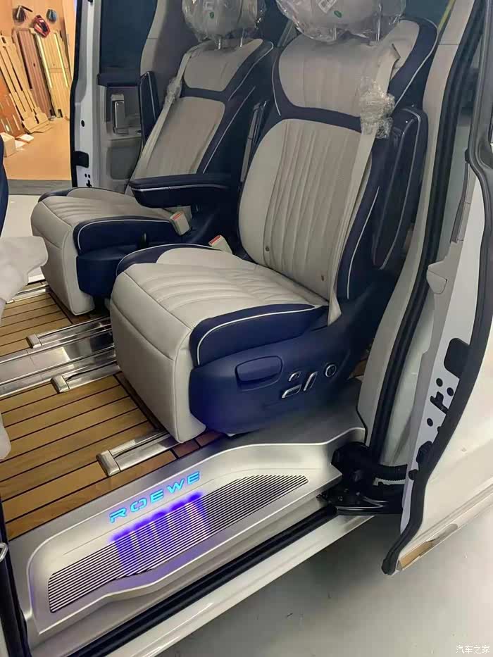 少见的白色荣威imax8改装作业吸顶电视地板迎宾踏板前排脚垫