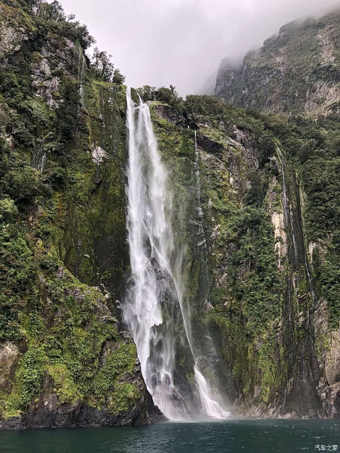 米尔福德峡湾有三处瀑布,只是第二个