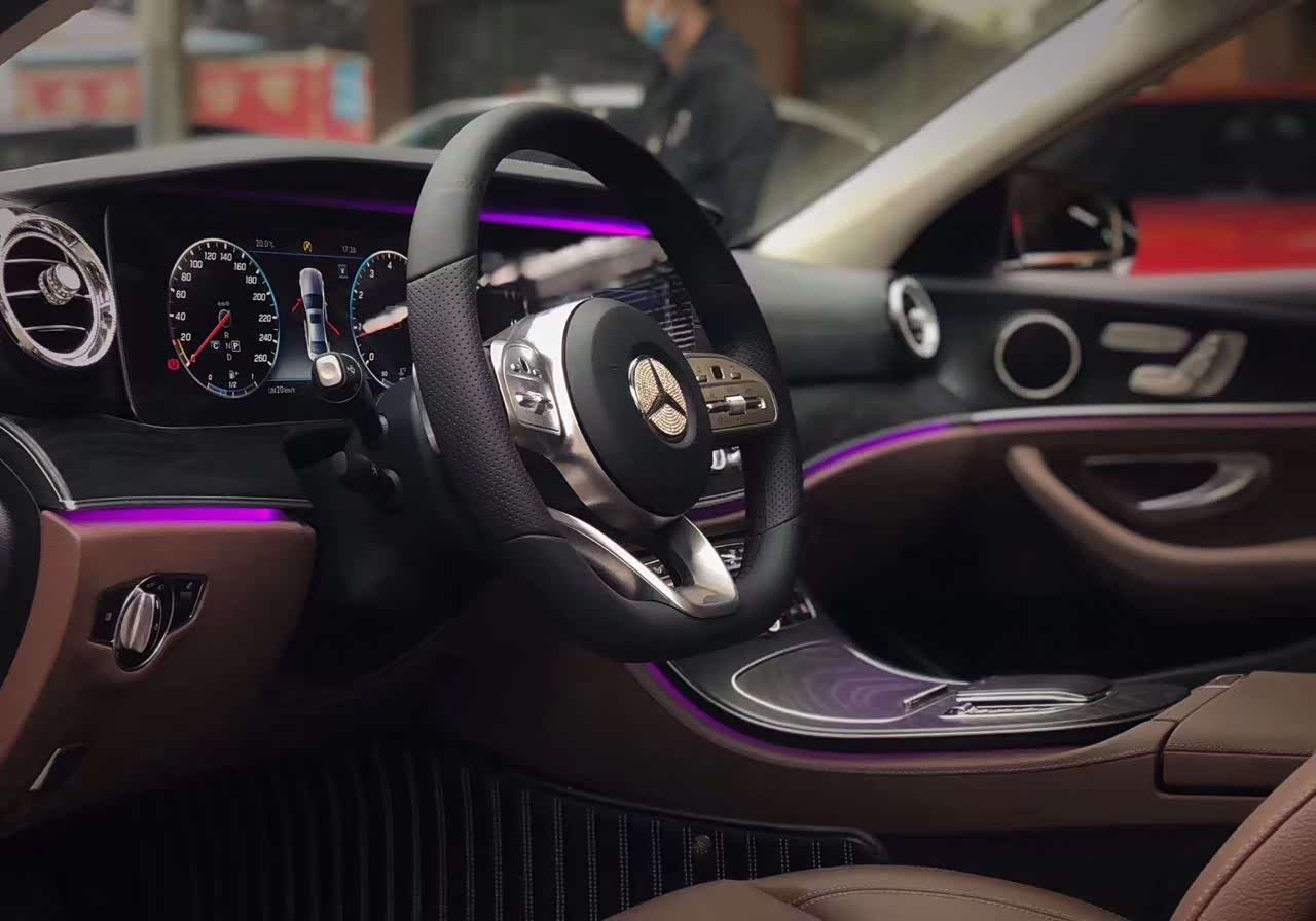 奔驰e300l的内饰非常的高上大氛围灯太帅气了