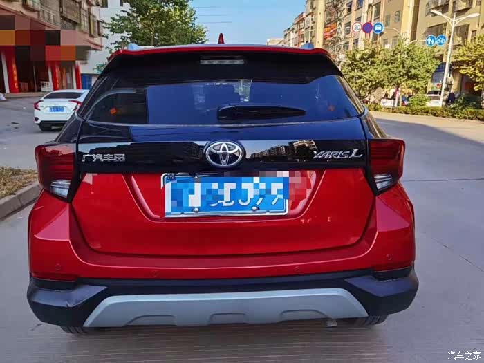 红色的丰田致炫有种独特的骚气.