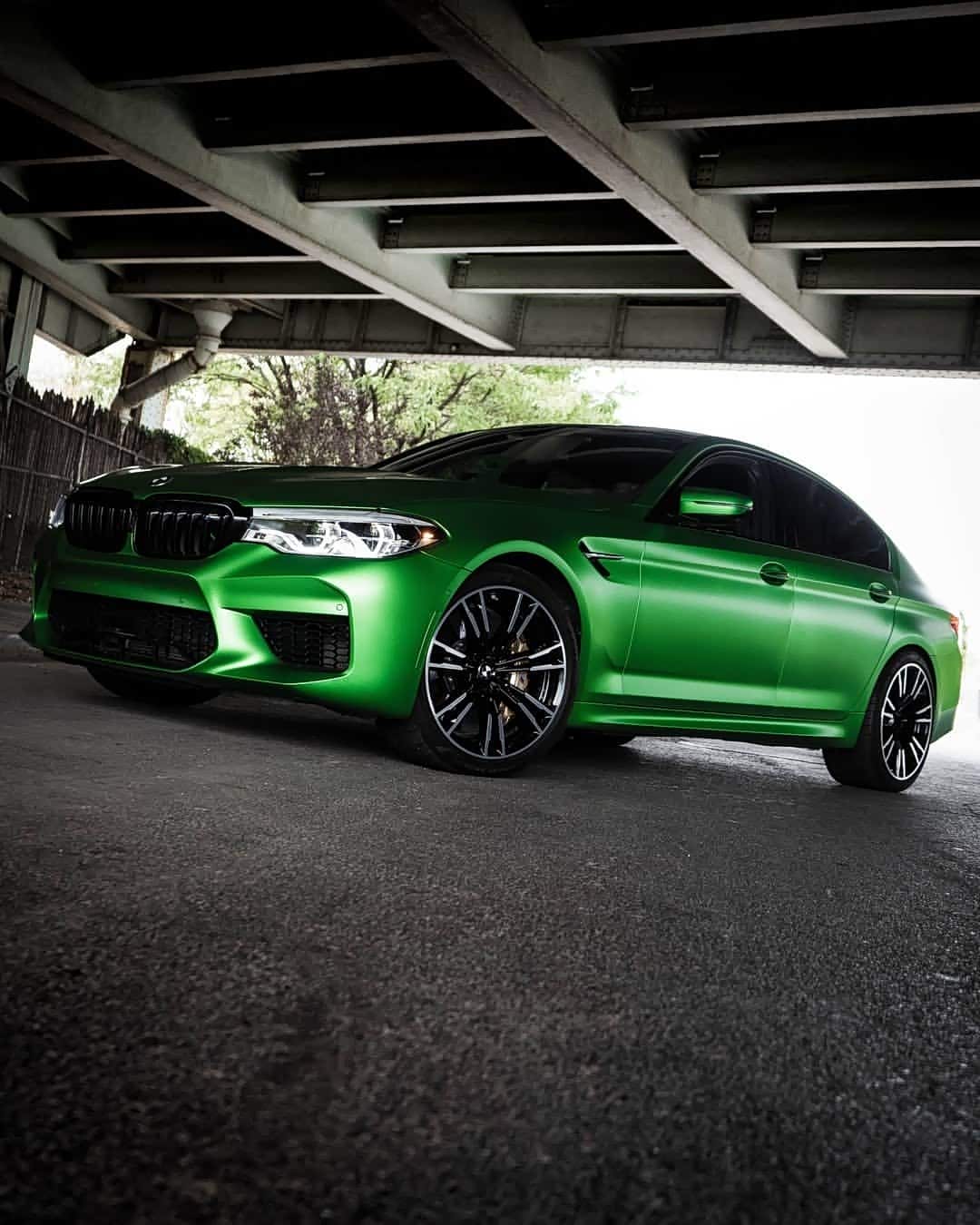 绿色的宝马m5.绝对是最帅气的宝马改装升级.
