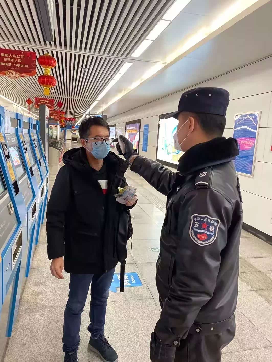 疫情防控期间,公共场所出入要戴口罩,量体温!