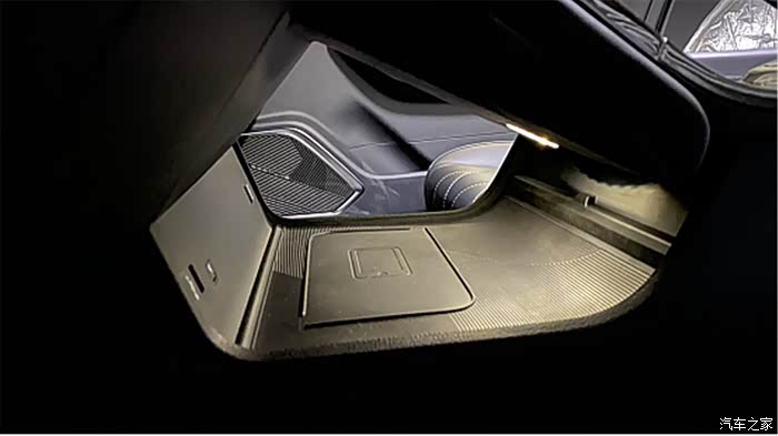 全新奔腾b70内饰的氛围灯效果还挺不错