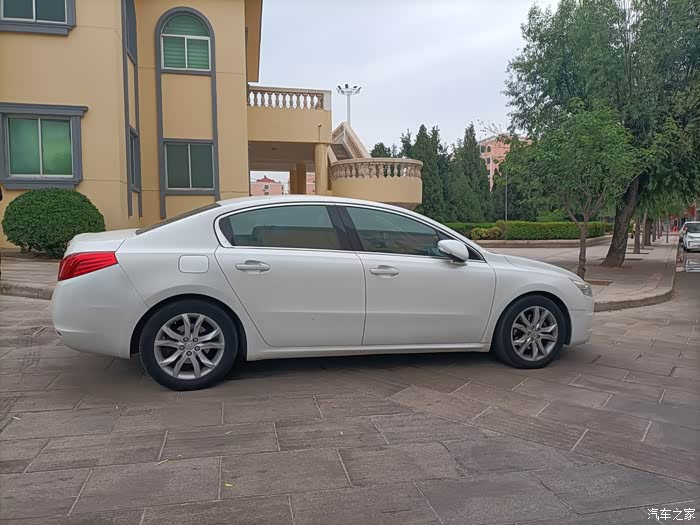 老款的标致508依然是这条街上最靓的仔