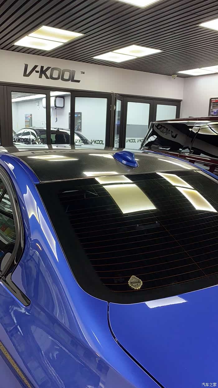 旧貌换新颜alcantara方向盘套碳纤维车顶膜和牛角后视镜作业