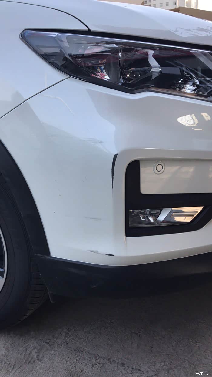 求教各位大神:车头右边剐蹭的痕迹应该怎么处理?