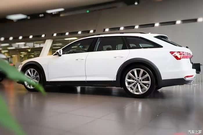 白色的奥迪a6 allroad的现车比较少见