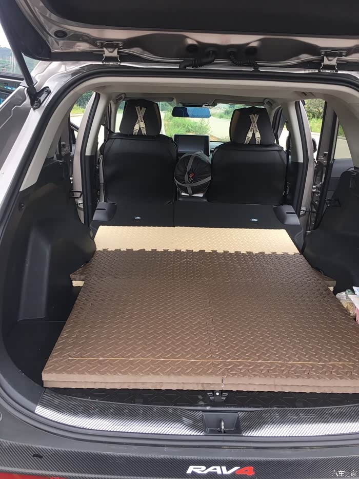 有没有第二排座椅放倒全平的?