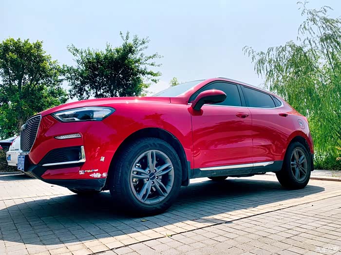 停车场里最耀眼的那一抹骚红色原来就是我的哈弗f5