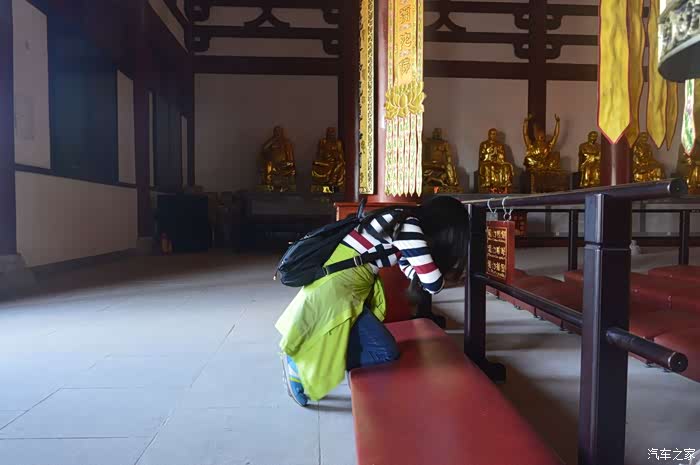 虔诚的跪拜