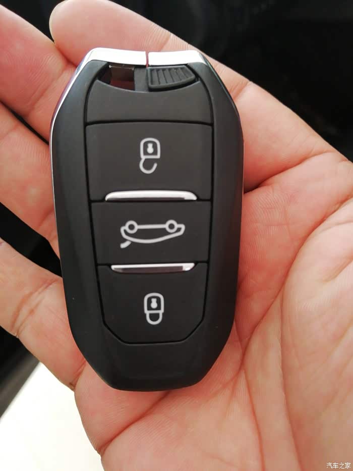 没有,我307都有,钥匙两把都样