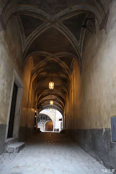 遗风被原封不动的保留了下来而成为欧洲中部中世纪古城的一个杰出典范