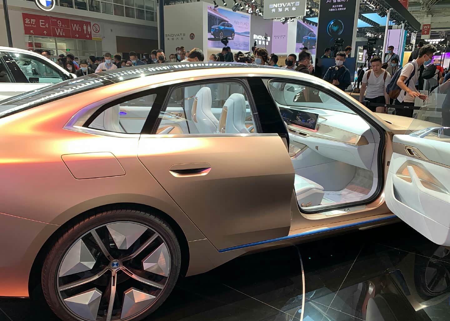 宝马首款纯电动四门轿跑i4新车采用全新设计