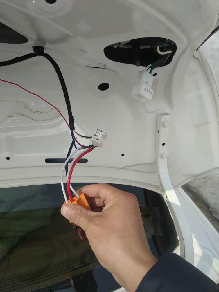 倒车影像加装继电器