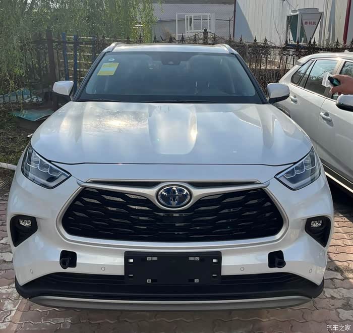 喜提白色汉兰达双擎