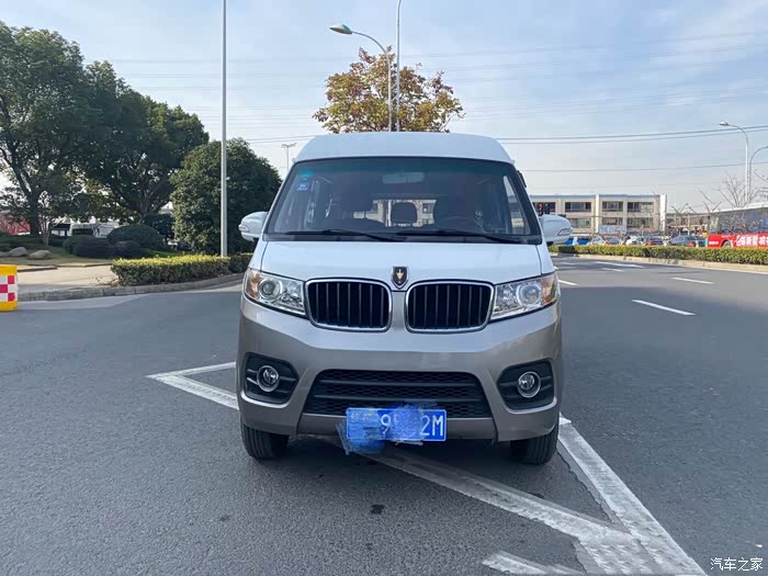 海狮的外观,空间还有配置,外观跟别的面包车有一些不同,看着比较时尚