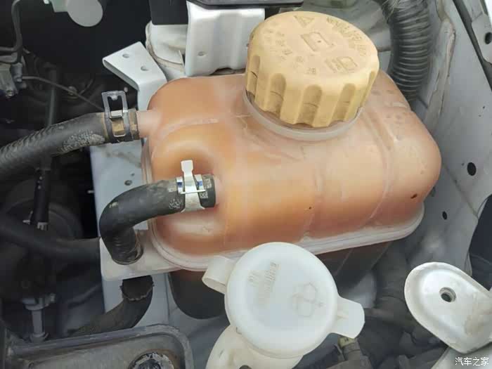 防冻液壶壶变颜色了铁锈色褐红色