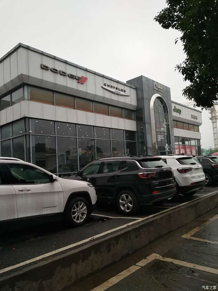 来到位于中南汽车世界的湖南新城jeep4s店门口,门外停着一排排的新车