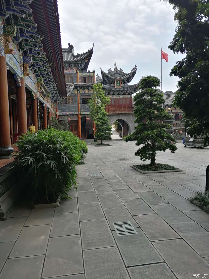 美女当车模祈福东华寺