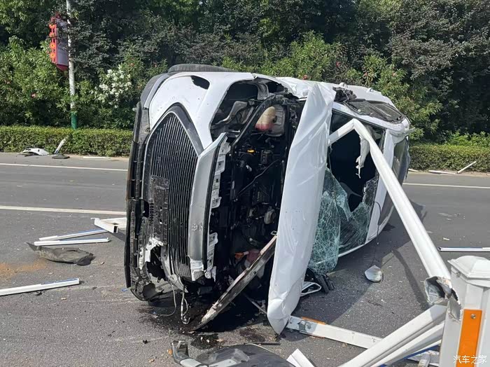 车子撞稀烂主驾和副驾安全气囊都没打开