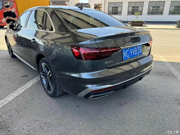 21年奥迪a4l 前嘴瑕疵 3w多公里感兴趣私我