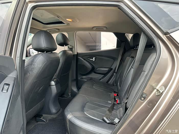 15年10月,现代ix35,2.0自波天窗,一手车,年审保险