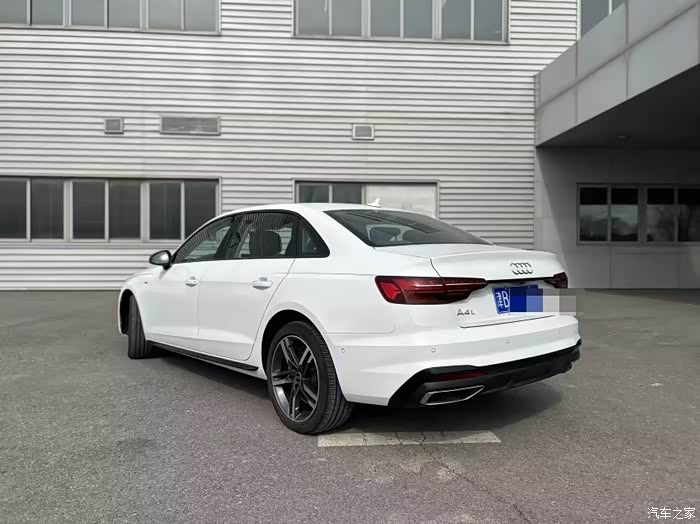 最新到货23年3月上牌奥迪a4l2022款40豪华动