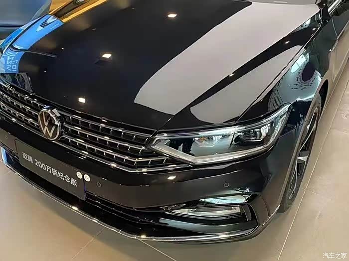 全新迈腾车身线条流畅且富有力量感营造出动感和稳重