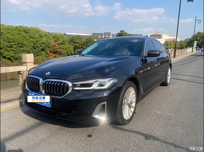 个人出一台22款22年上牌宝马525li白外红内7w公