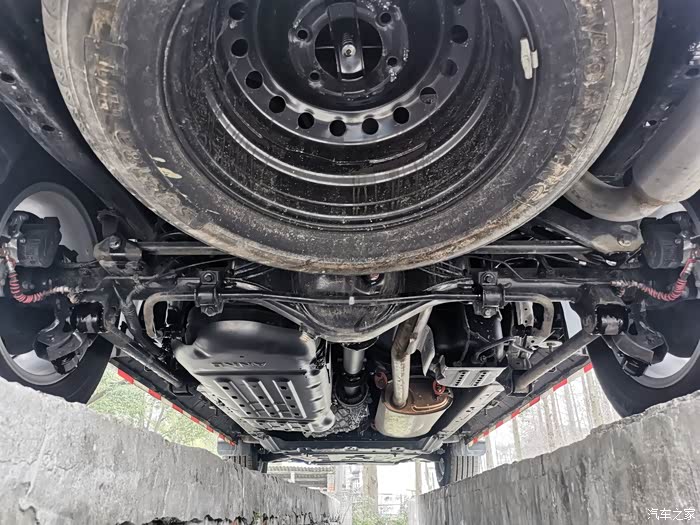 分享一下哈弗h5安装底盘护板后的效果在此发现哈弗原厂家对