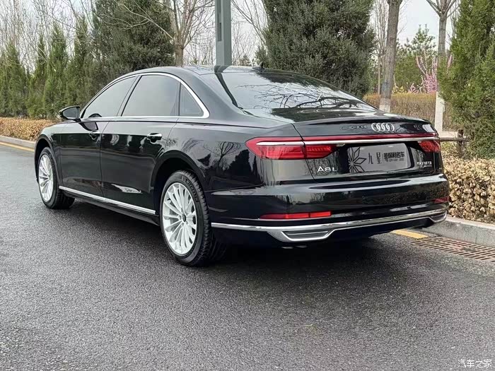 最新车源22年奥迪a8l1万多公里精品车况配置丰富