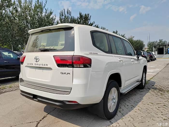 酷路泽400024款gxr八气18轮白米配置