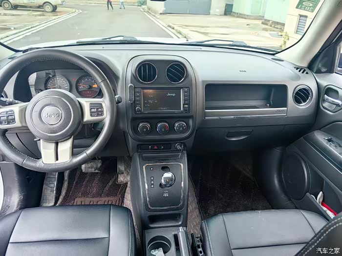 新到15年纯进口吉普自由客20自吸实表跑了13万公里