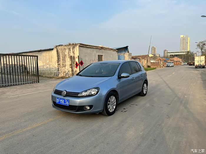 新到13年大众高尔夫16自动挡一手车车况原版没伤
