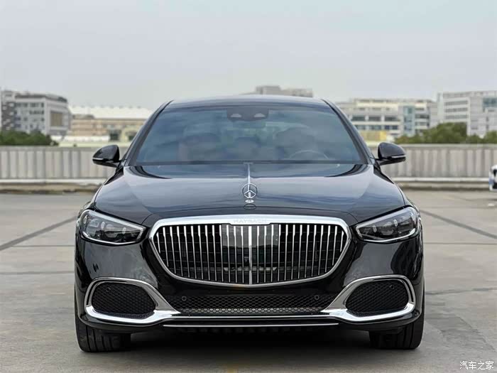 奔驰迈巴赫s480黑外棕内2023年2月13000