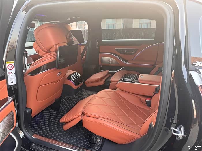 奔驰迈巴赫s480黑外棕内2023年2月13000