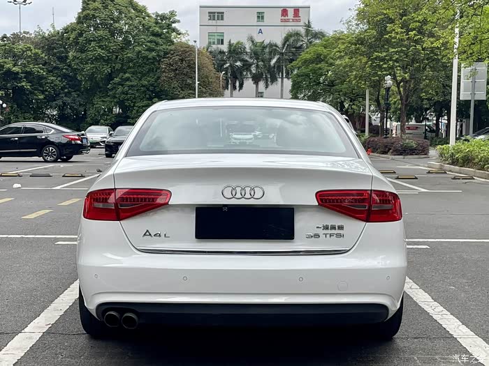 16年 奥迪a4l 2.0t 一手车 实表12万公里