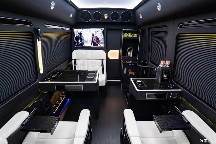 丰田柯斯达12座黑武士外观