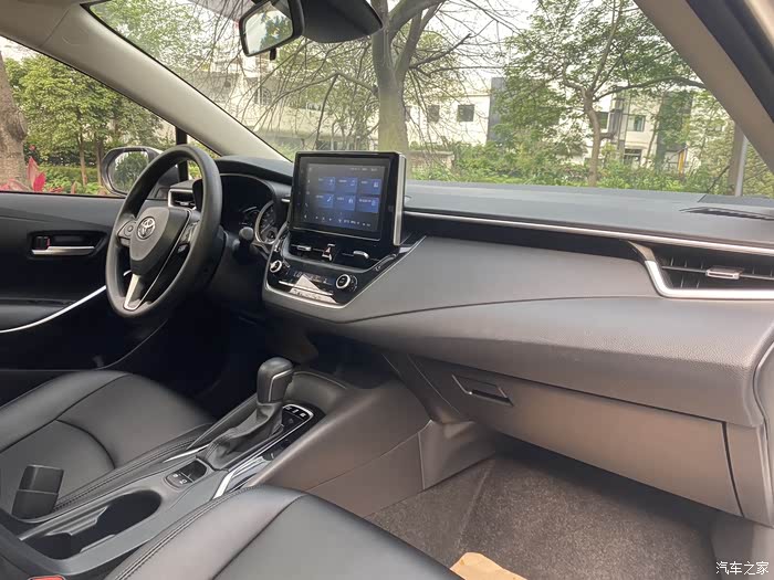 21款丰田卡罗拉18l油电混合精英版