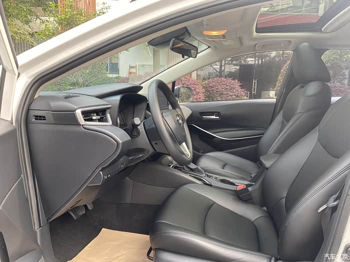 21款丰田卡罗拉18l油电混合精英版