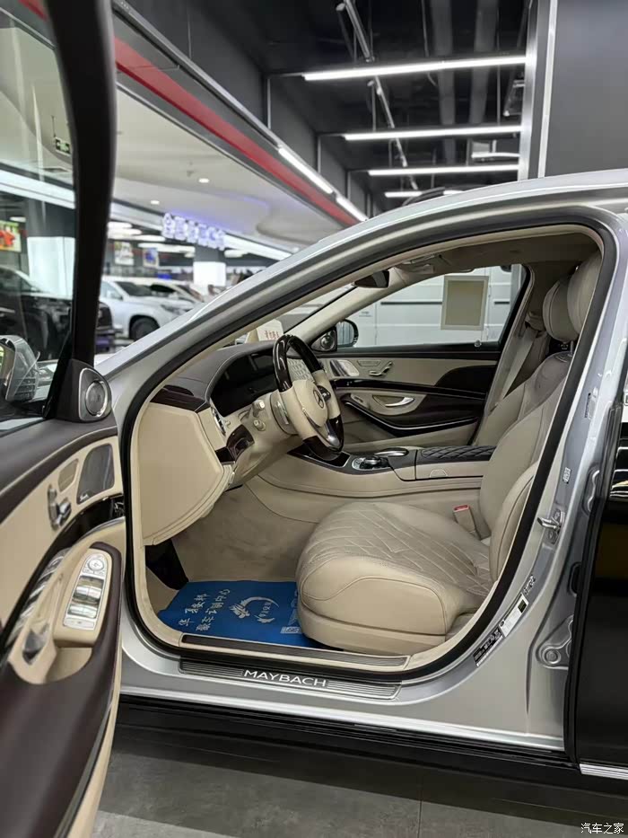 全新迈巴赫s560 银黑/米 配置:顶级大柏林之声音响,后排