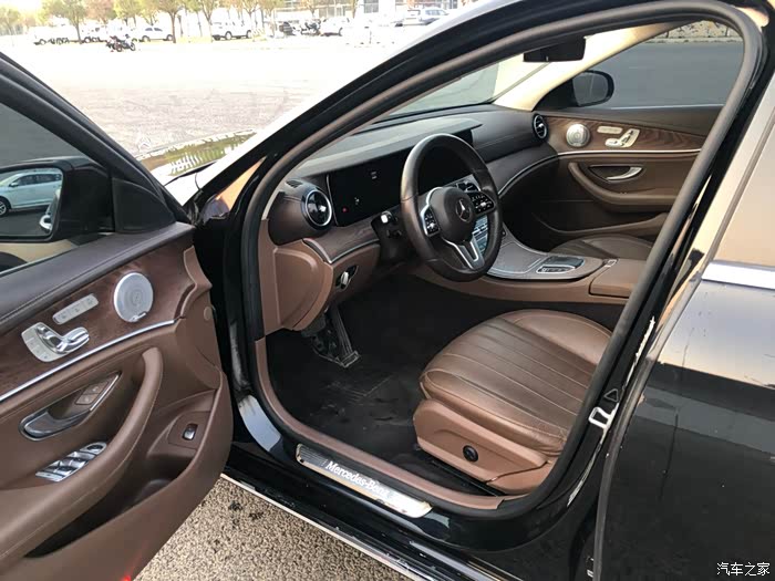 奔驰e级2020款e300l时尚型27x