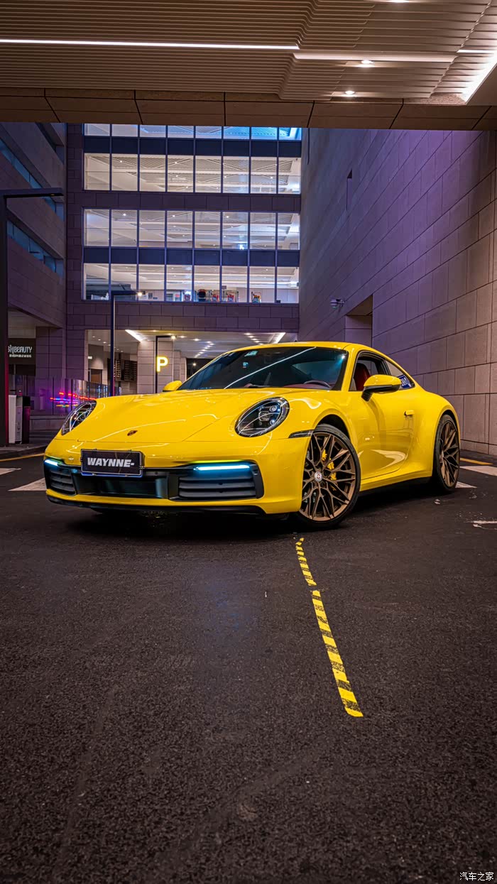 21年保时捷911carrera竞速黄搭配全波尔多红内
