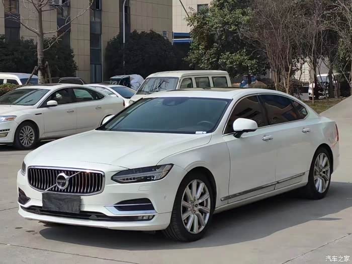 17年沃尔沃s90t5智雅高配外观简洁大气线条流畅内