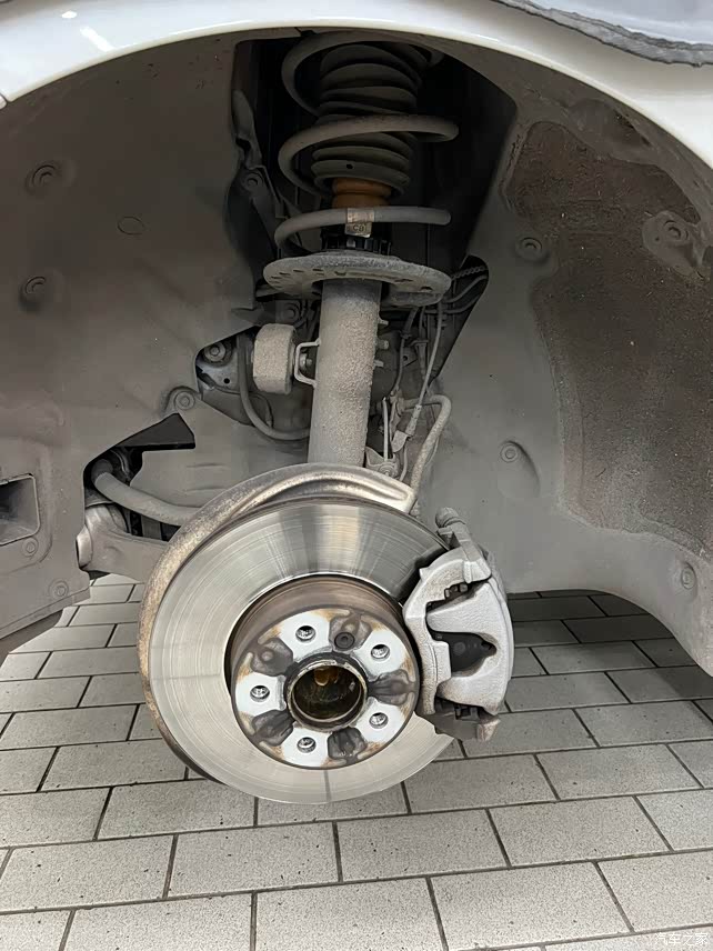 21款320li85万公里第一次更换前刹车片1273元