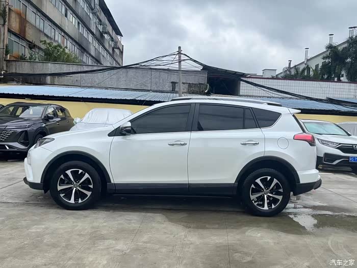 丰田rav4荣放16款2.0l两驱风尚版,17年8月上牌行驶